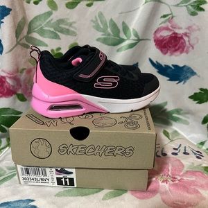 Sketchers Tennis Shoes